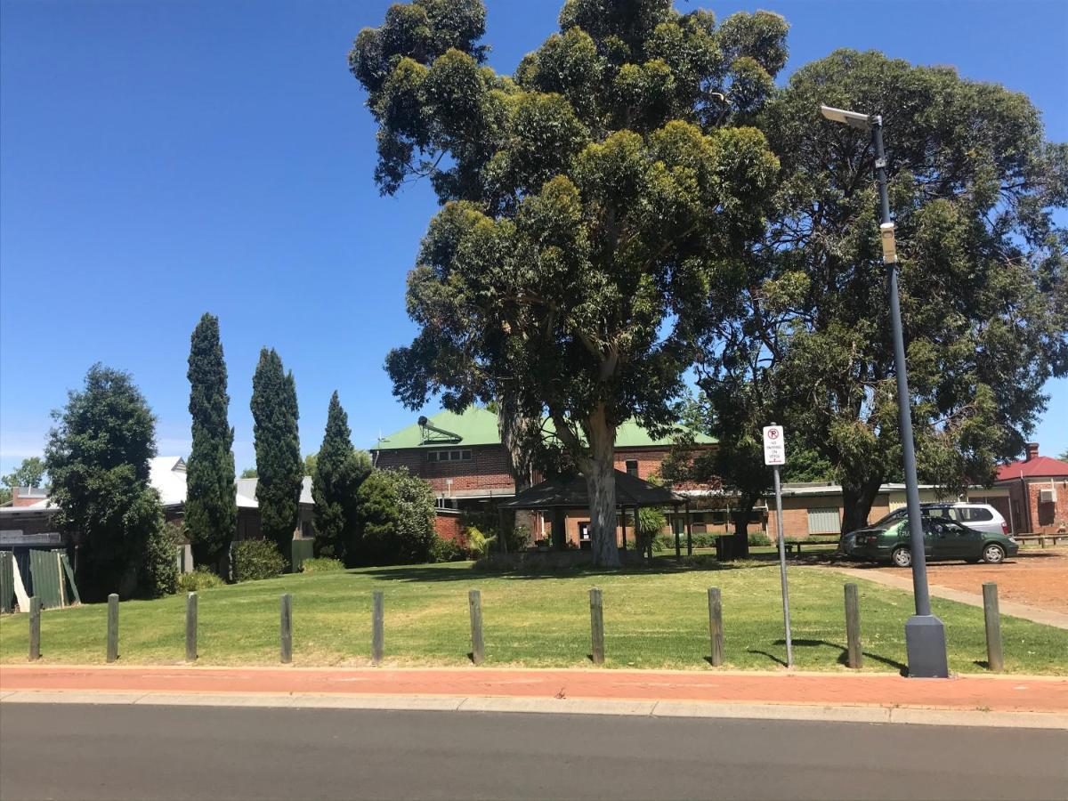 Donnybrook Hotel Wa Dış mekan fotoğraf